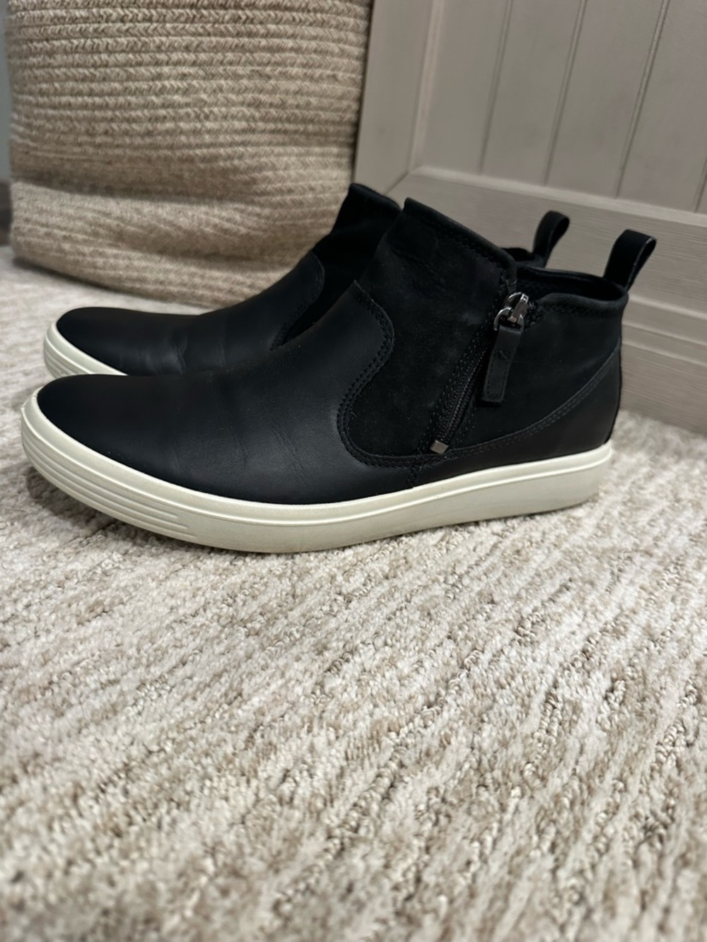 Ecco Soft 7 Low Cut Zip Bootie
Women's size 39 or us size 8-8.5